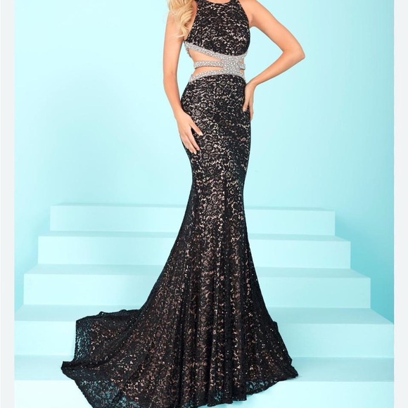 Elegant Black Lace Evening Gown